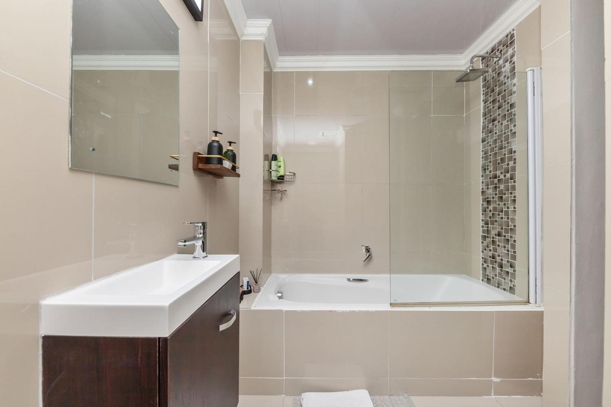 Modern Living In The Heart Of * Cape Town